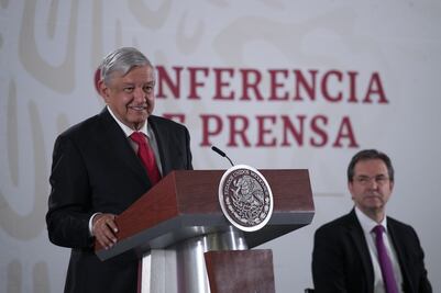 "Hay un diablito que está conmigo, cerquita", ironiza AMLO al hablar de puentes