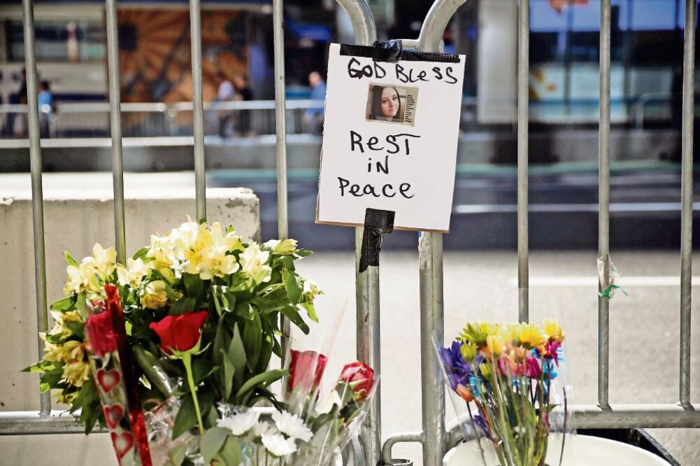 En Times Square varias personas hicieron ayer un memorial con ramos de flores y una fotografía de Alyssa Elsman, la joven de 18 años que falleció tras haber sido atropellada el jueves por Richard Rojas (MIKE SEGAR. REUTERS)