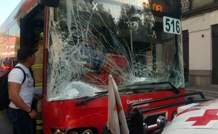 Chocan ambulancia y Metrobús en la Guerrero