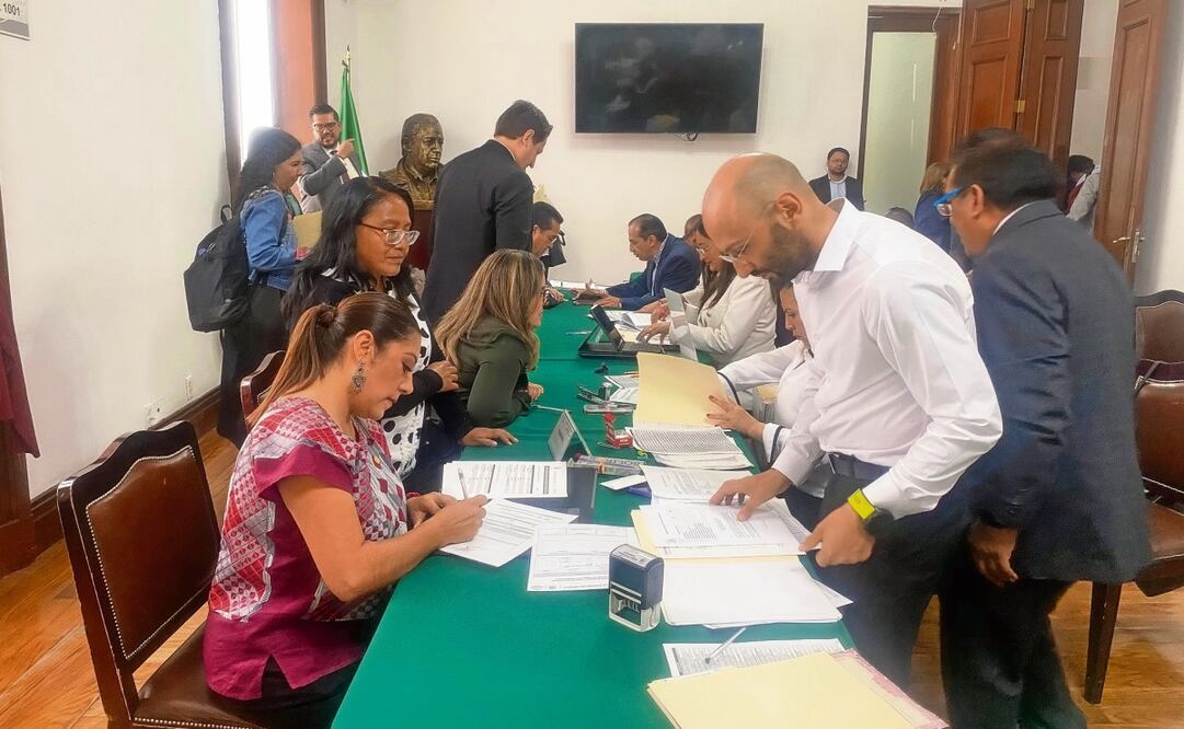 Desde ayer y hasta el 28 de agosto, los 66 legisladores acudirán al Congreso a tomarse la foto oficial, estampar su firma electrónica, firmar los papeles para el pago de su dieta y, por último, recibir su credencial y gafetes. Foto: Omar Díaz / EL UNIVERSAL