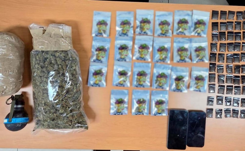 Le aseguraron una granada de fragmentación, un paquete envuelto en cinta canela, una bolsa de plástico, ambos con marihuana, 21 bolsas con el mismo vegetal y 100 bolsas con cocaína. Foto: Especial