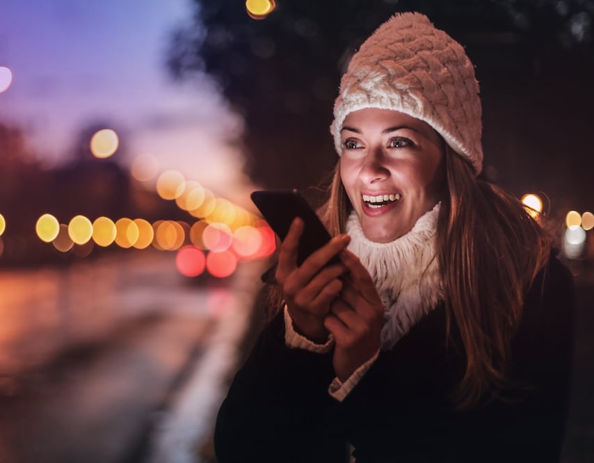 WhatsApp es la plataforma de mensajería con la que podrás mantenerte comunicado durante las fiestas / Foto: Pexels