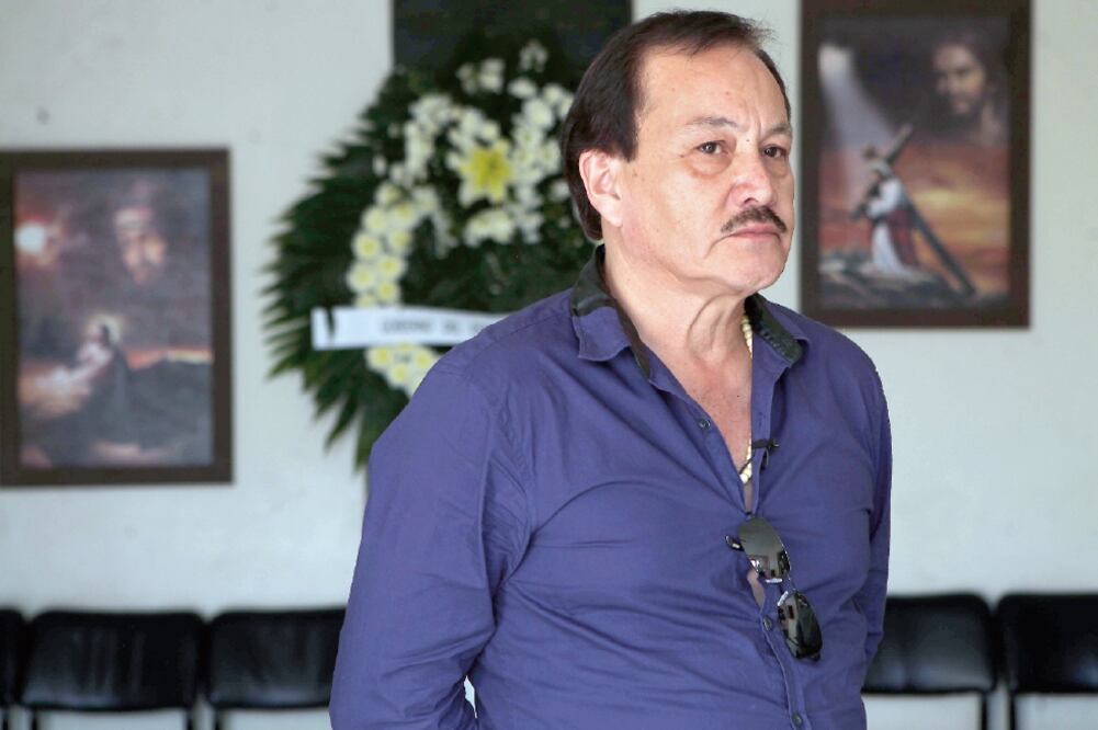 Frente al féretro de su hijo, a quien hoy sepultará, Gilberto se indigna por la tardía reacción de las autoridades durante la gresca en el penal (VALENTE ROSAS. EL UNIVERSAL)