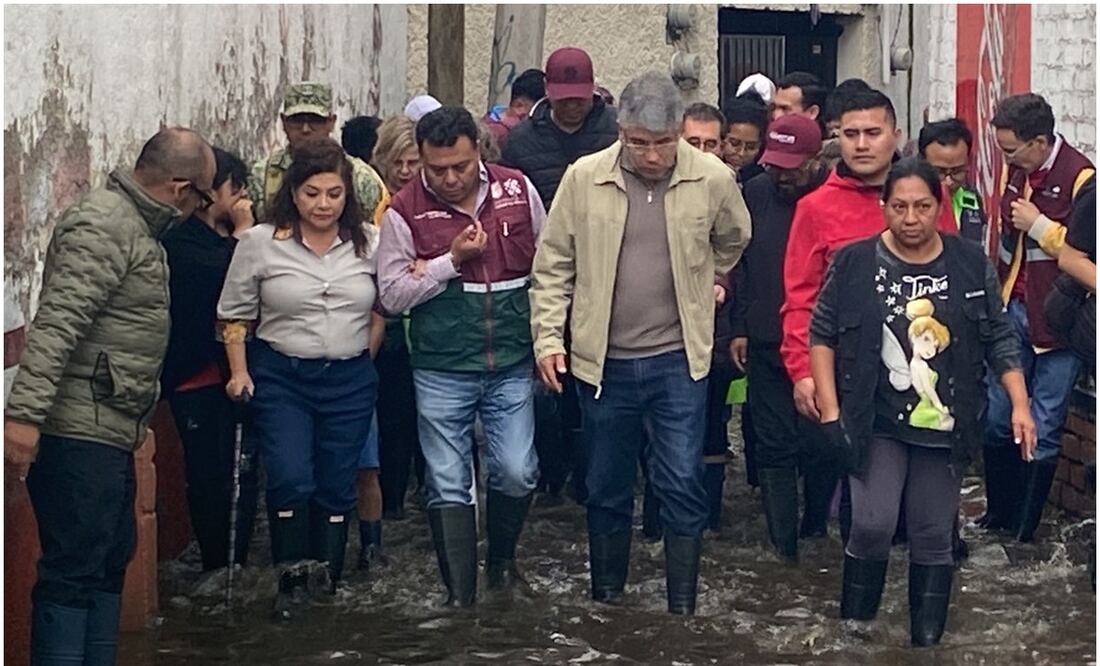 Clara Brugada recorre calles afectadas de Xochimilco tras las inundaciones por las lluvias (07/10/2024). Foto: Juan Carlos Williams / EL UNIVERSAL