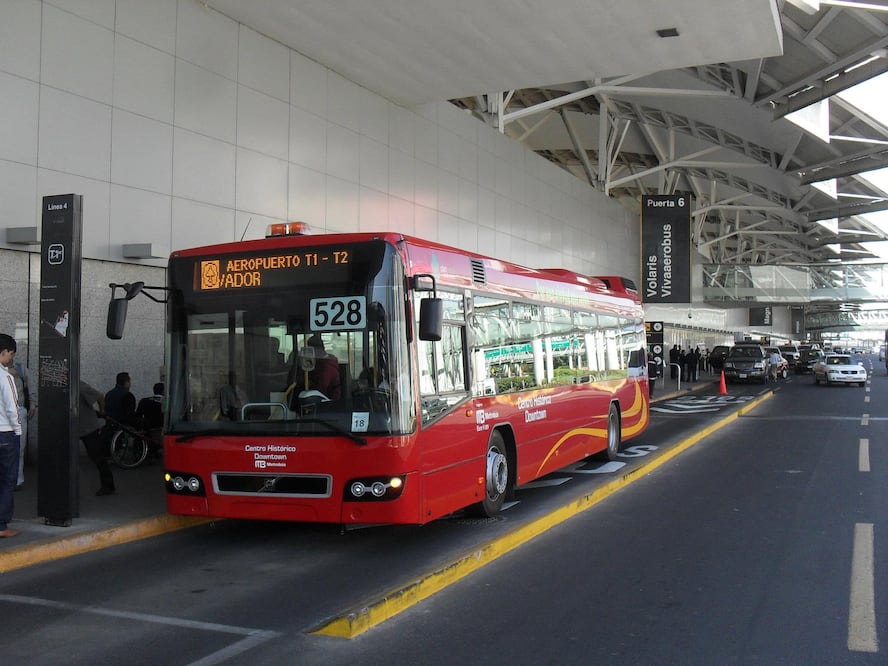 Además de llegar a las dos Terminales del aeropuerto, este Metrobús conecta con varios puntos de la CDMX. Foto: Metrobús