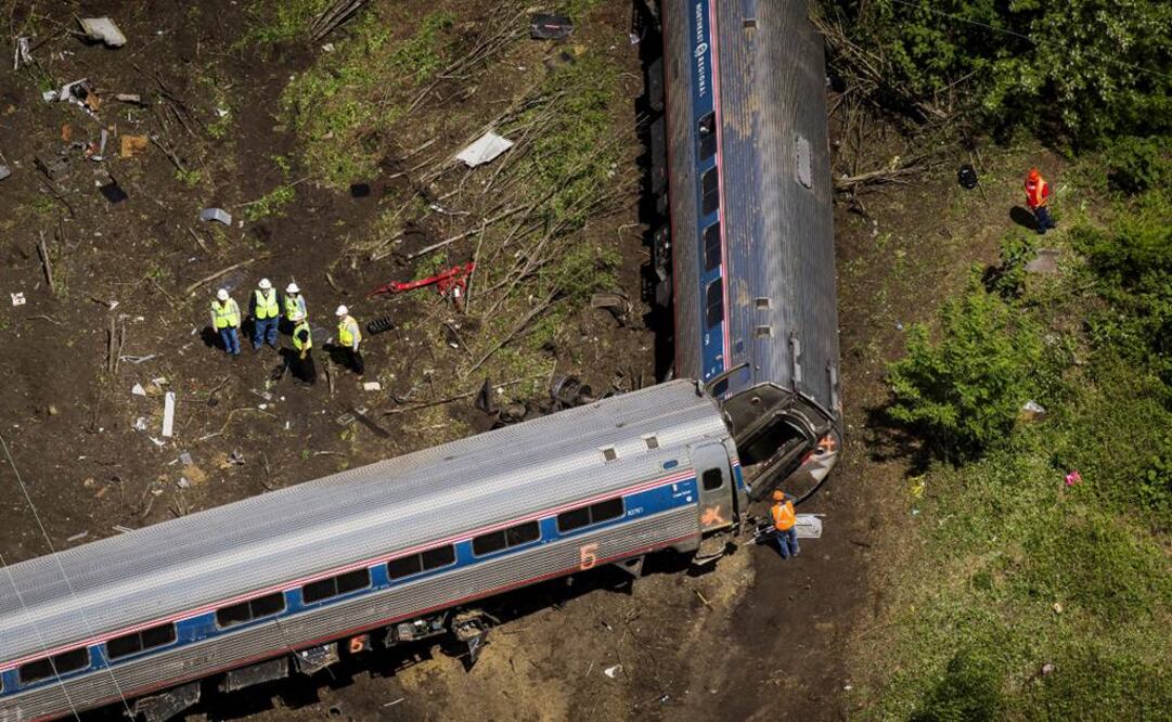 Siete de los vagones del tren regional de Amtrak número 188, que cubría la ruta entre Washington y Nueva York, descarrilaron en la zona de Port Richmond de Filadelfia (Foto: Reuters)