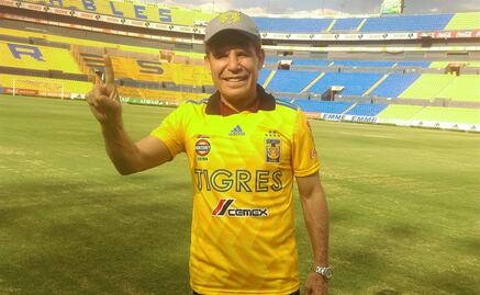 Julio César Chávez visita el estadio de Tigres 