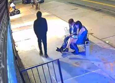 VIDEO: Activista es asesinado a puñaladas frente de su novia mientras esperaban el bus en Brooklyn