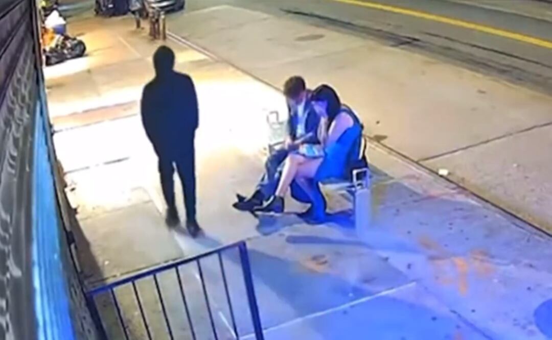 Un hombre fue asesinado a puñaladas frente a su novia mientras esperaba por un autobús. Foto: Tomada del video