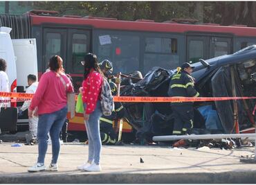 Choque de automóvil contra Metrobús deja 2 muertos frente a estación Leyes de Reforma