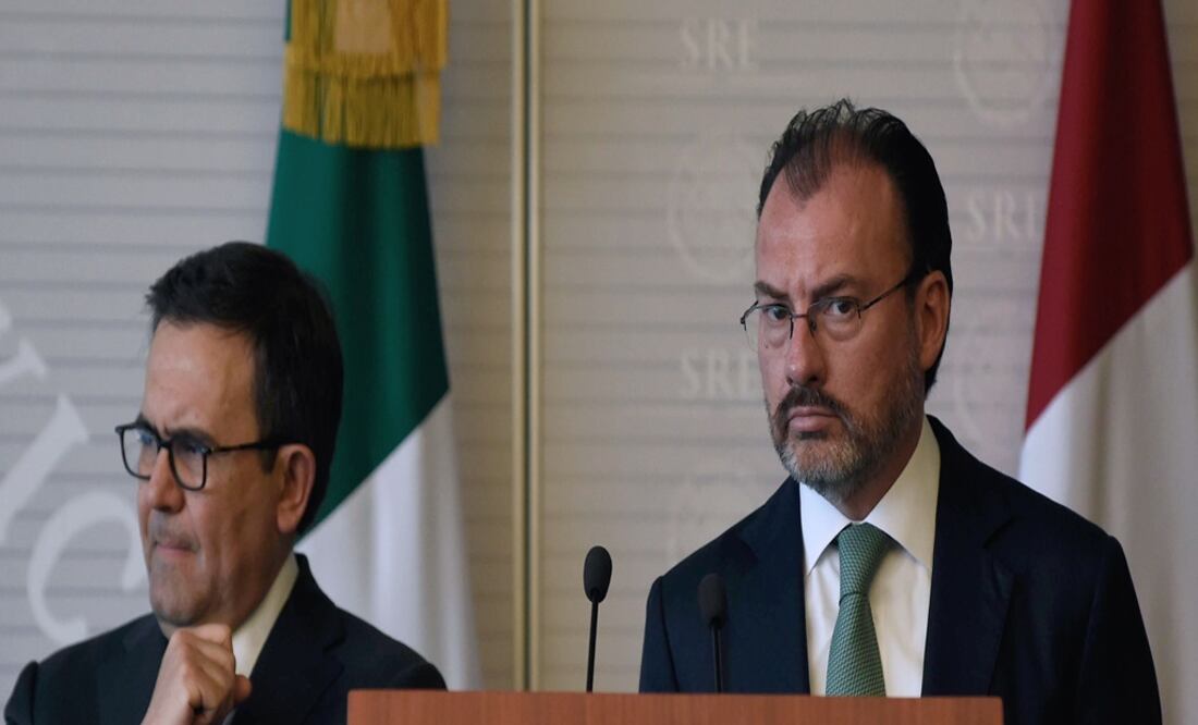 Mexican Economy Minister Ildefonso Guajardo (L) and Mexican Foreign Minister Luis Videgaray – Alfredo Estrella/AFP
