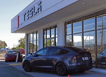 Tesla retira 2 millones de vehículos en EU por riesgos en conducción asistida