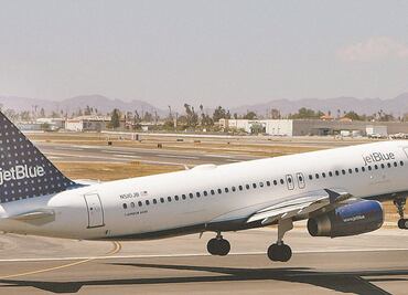 6 mexicanos entre los pasajeros del vuelo de JetBlue que aterrizó de emergencia en Florida; uno resultó herido