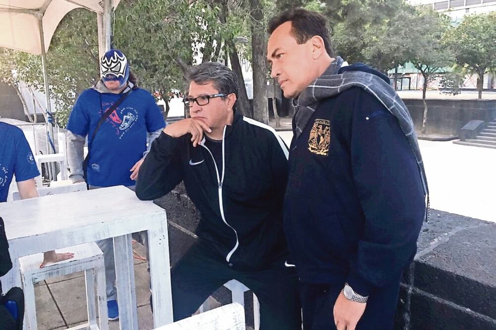Ricardo Monreal (izq.), delegado de Cuauhtémoc, y Rafael Luna (der.), directo r de Seguridad Pública de la demarcación, durante la carrera Love & Friends (DANA VILLAVICENCIO. EL UNIVERSAL)
