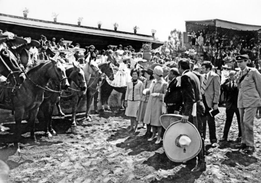 Hasta en la hora del té siguieron a la Reina Isabel en México 