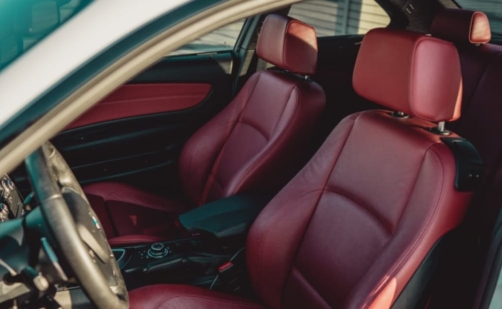 Un auto expuesto directamente al sol puede alcanzar altas temperaturas en el interior. Foto: Unsplash