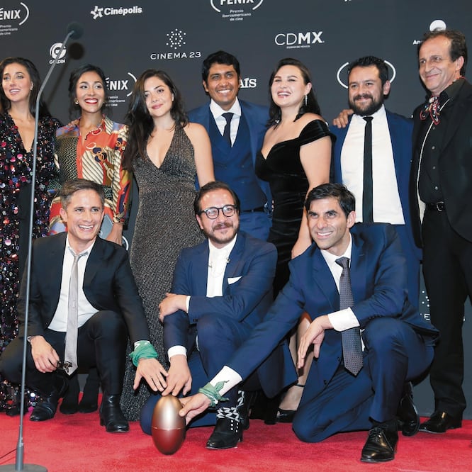 Elenco de la serie Aquí en la tierra, en la pasada entrega de los premios. ARCHIVO EL UNIVERSAL