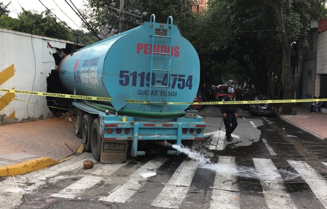 Policías preventivos informaron que cuatro personas fallecieron por el choque de una pipa contra 18 vehículos y una casa en avenida Constituyentes y Gelati, lo que también ha provocado 18 lesionados.