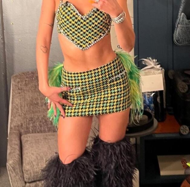 Enamórate del total look de peluche de Dua Lipa