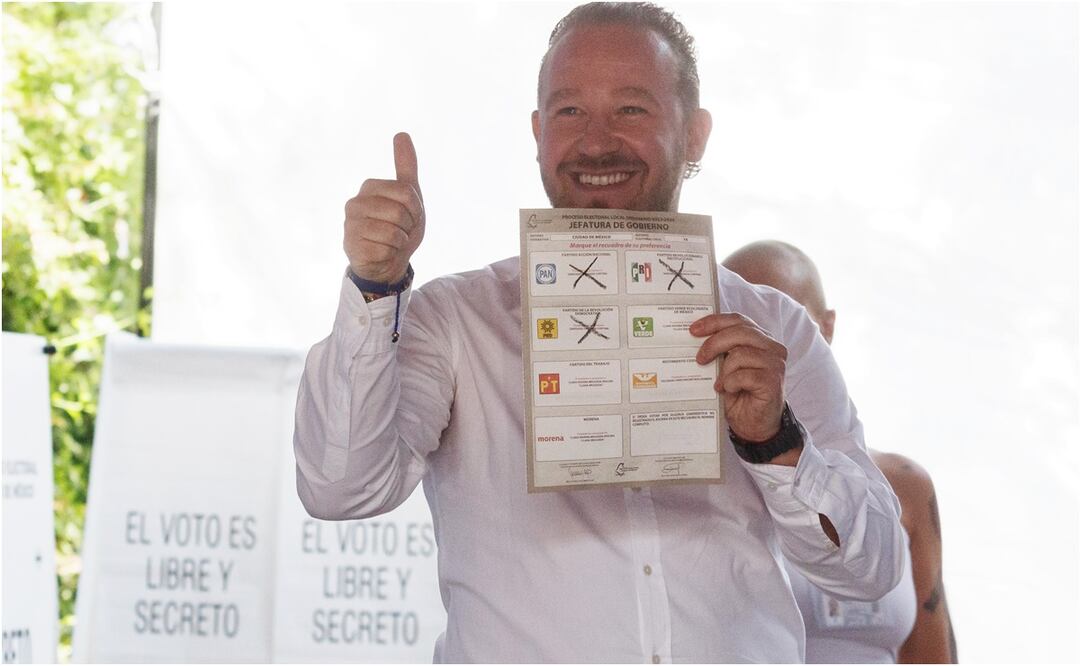 El candidato a la jefatura de Gobierno Santiago Taboada emite su voto en Saturnino Hernán Benito Juárez 
Yaretzy M. Osnaya | EL UNIVERSAL