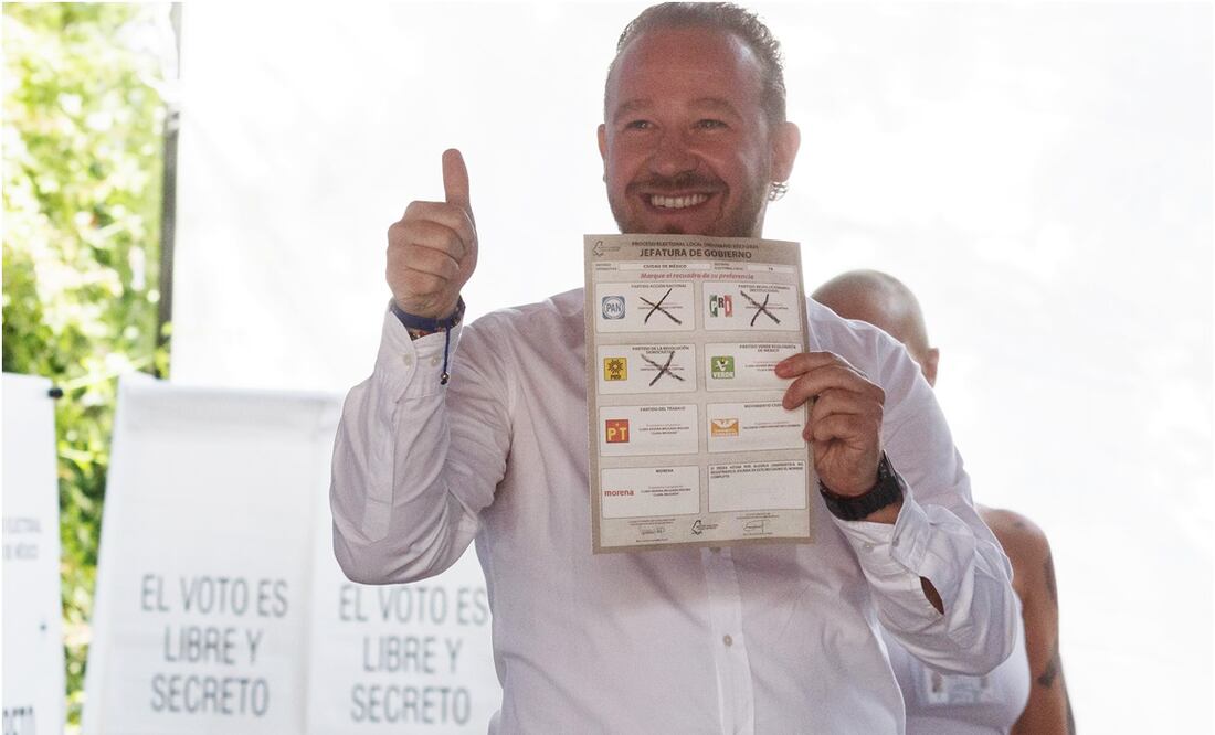 El candidato a la jefatura de Gobierno Santiago Taboada emite su voto en Saturnino Hernán Benito Juárez
Yaretzy M. Osnaya | EL UNIVERSAL