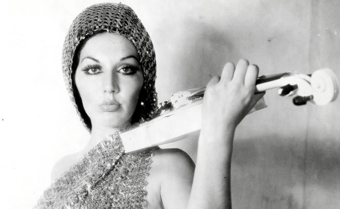 Olga Breeskin, bailarina, conductora y actriz capitalina, famosa por sus inigualables espectáculos de vedette. Entre sus numerosas habilidades también estaba tocar el violín.
Foto: ESPECIAL.