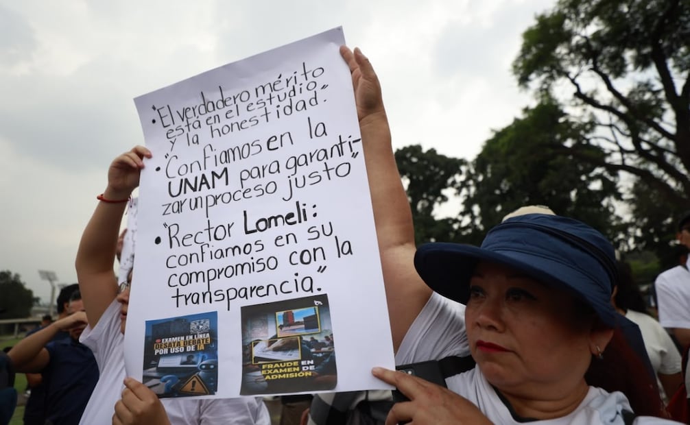 Aspirante rechazados marcha a la Torre de Rectoría de la UNAM tras presuntas anomalías en el examen de ingreso a la Licenciatura. Foto: Diego Simón / EL UNIVERSAL