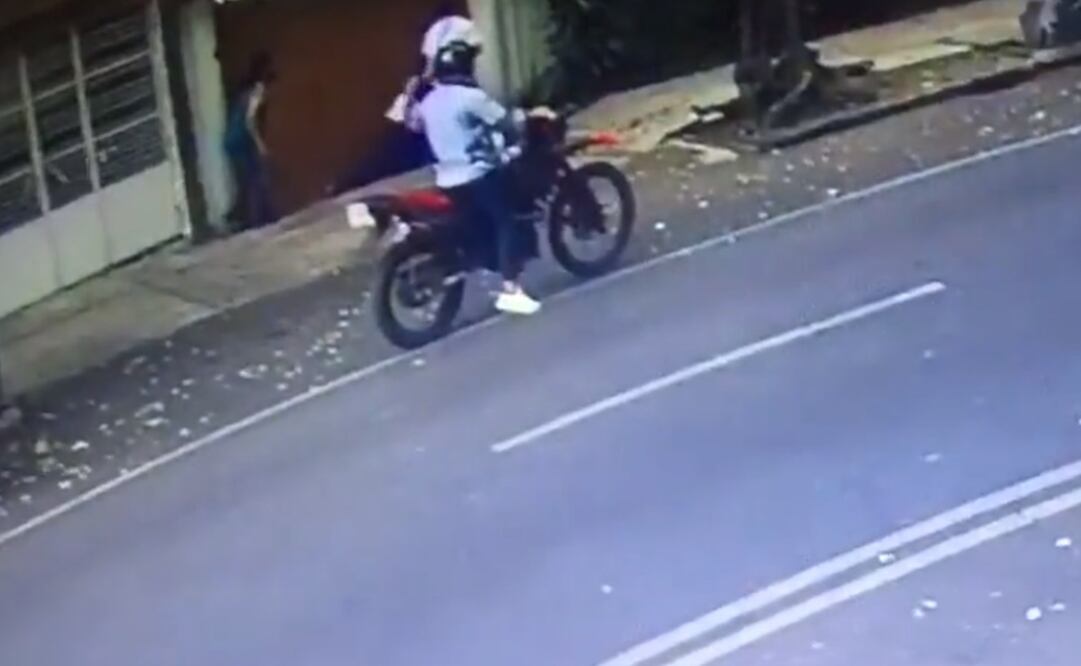 En un video difundido en redes sociales, se aprecia al transeúnte caminando, acompañado de una mujer, cuando segundos después un sujeto corrió hacia él e intentó despojarlo de sus artículos. Foto: Captura de video