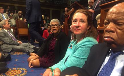 Demócratas insisten en necesidad de control de armas 