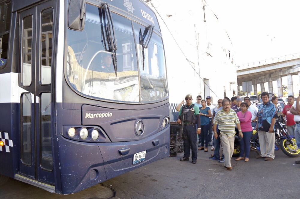 Familiares de los policías separados de sus cargos trataron de impedir el traslado de los elementos al área de Asuntos Internos (PATRICIA MORALES. EL UNIVERSAL)