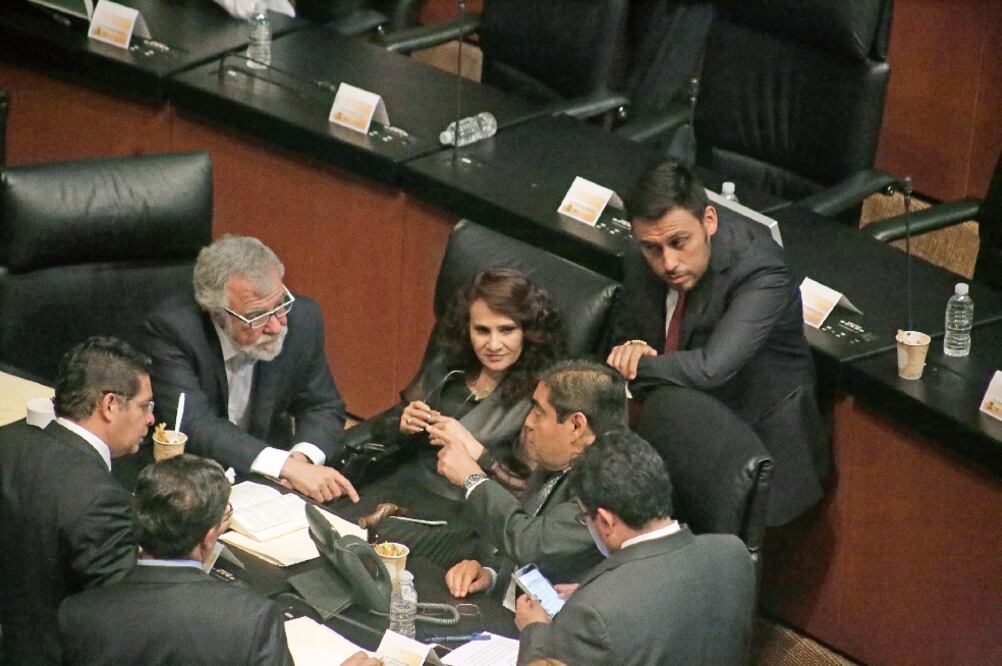 Senadores de oposición como Alejandro Encinas y Dolores Padierna (PRD) lamentaron que se haya elegido un perfil empresarial para la distinción (ALEJANDRA LEYVA. EL UNIVERSAL)