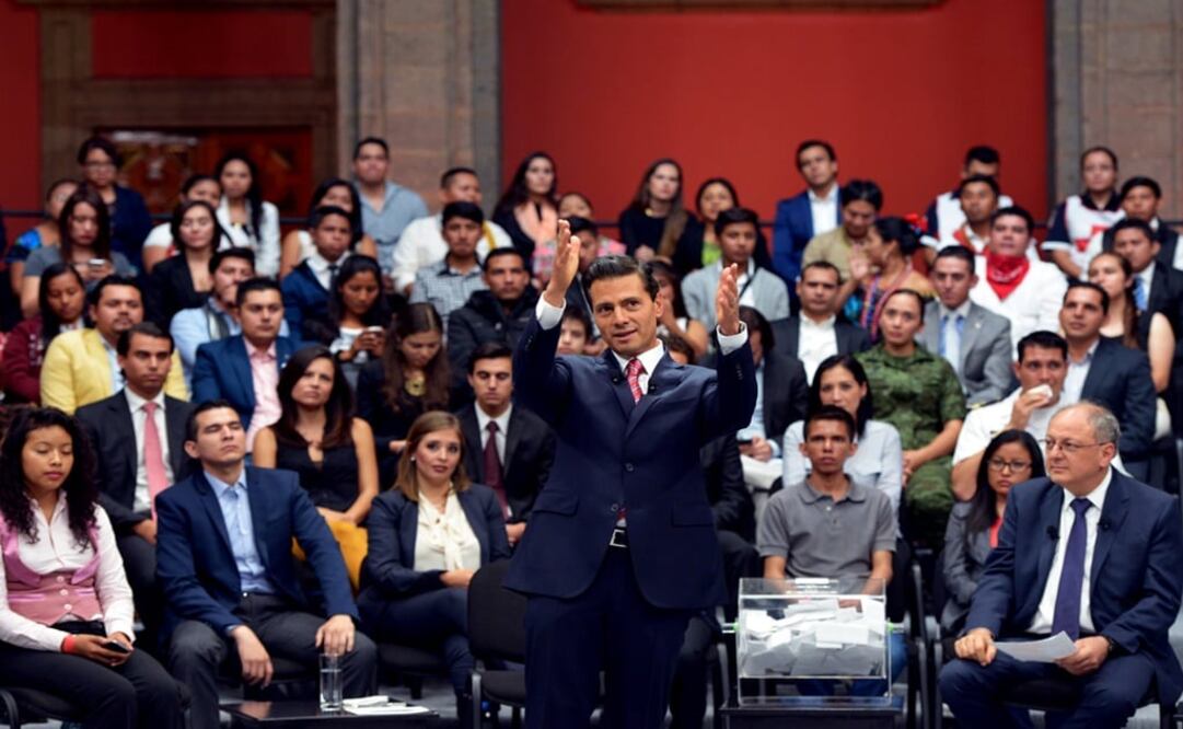 Jóvenes que se reunieron con Peña son priístas, acusan en redes 
