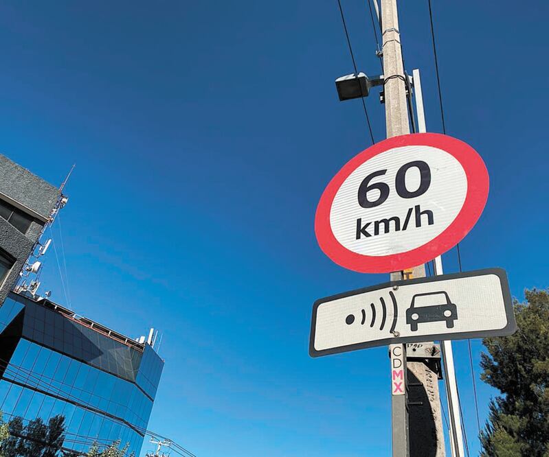 Autoridades colocaron señalética a lo largo de la vía primaria para familiarizar a los conductores con la nueva velocidad máxima. Foto: ESPECIAL
