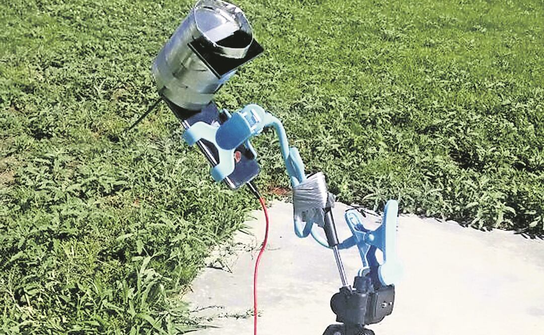 Una lata y un vidrio para soldar, en un tripié, hicieron de telescopio (LUIS FIERRO. EL UNIVERSAL)
