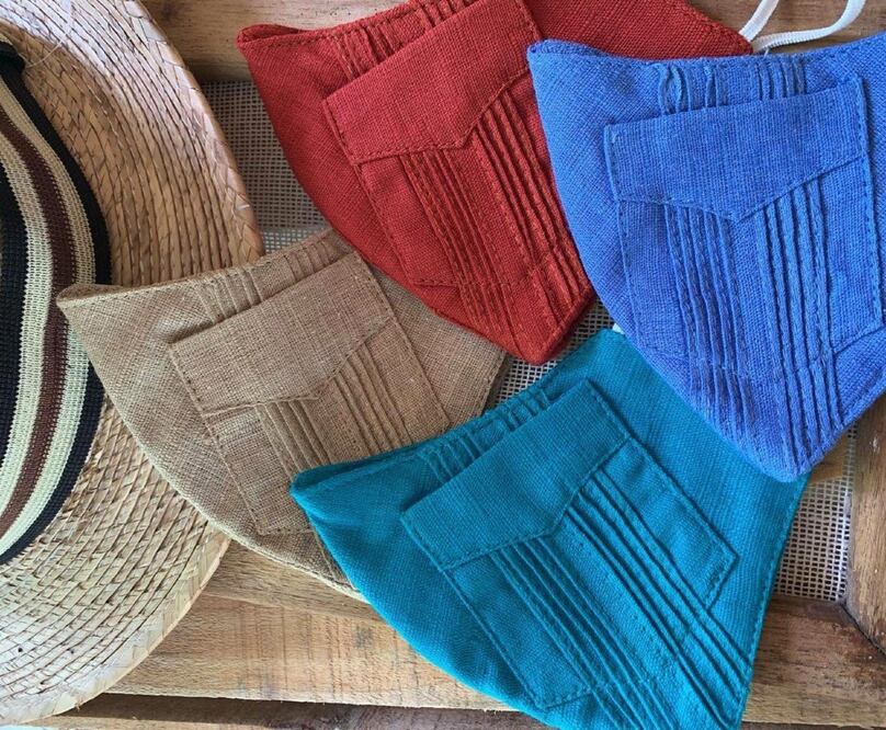 ¡Bomba! Estos cubrebocas serán tu nueva obsesión / Foto: Facebook Guayaberas Chui Chen