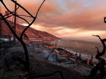 FOTOS: Impactantes imágenes aéreas muestran la devastación causada por los incendios de Los Ángeles