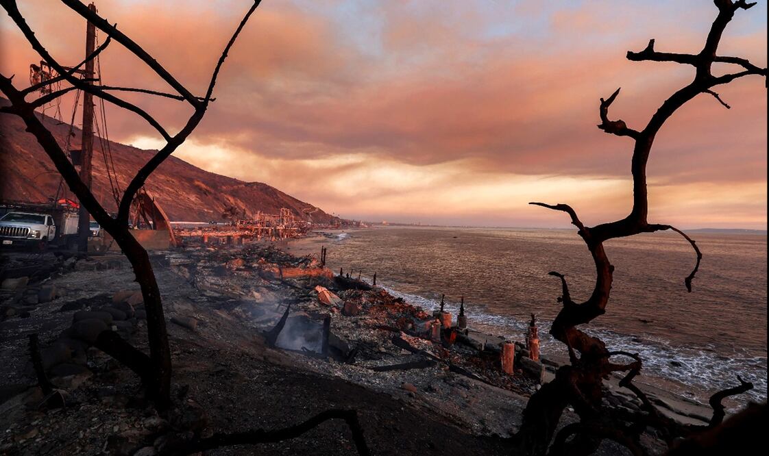Imagen de casas y negocios arrasados por el incendio que arrasó la zona de Pacific Palisades de Los Ángeles, California. Foto: AFP