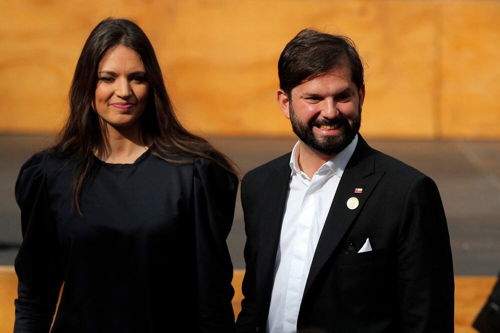 Irina Karamanos y Gabriel Boric, en un evento en Santiago. La pareja decidió tomar caminos separados, confirmó el mandatario chileno. FOTO: JAVIER TORRES. AFP