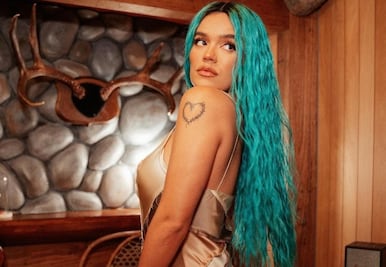 Karol G posa para portada de Vogue con poco maquillaje