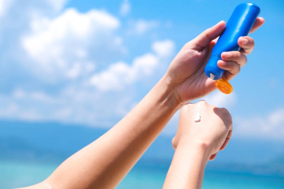 Los expertos recomiendan evitar exponerse al sol entre las 10:00 y 16:00 horas, pues los rayos suelen ser más intensos. Foto: Unsplash