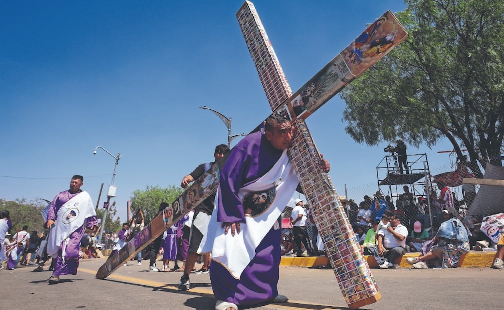 Israel Ramírez, quien viene desde Atlalico,hizo el recorrido con una cruz que pesaba 140 kilos. Foto: Luis Camacho/ EL UNIVERSAL