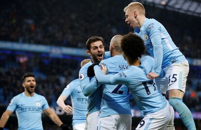 Manchester City vence al Chelsea y acaricia el título