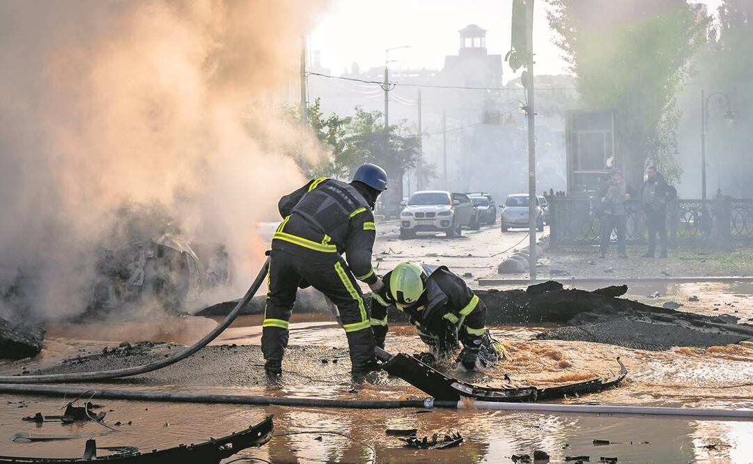 Uno de los objetivos de los misiles rusos fue el centro de Kiev, donde al menos 10 personas murieron en medio de automóviles incendiados y edificios destrozados. Foto: Roman Hrytsyna/AP