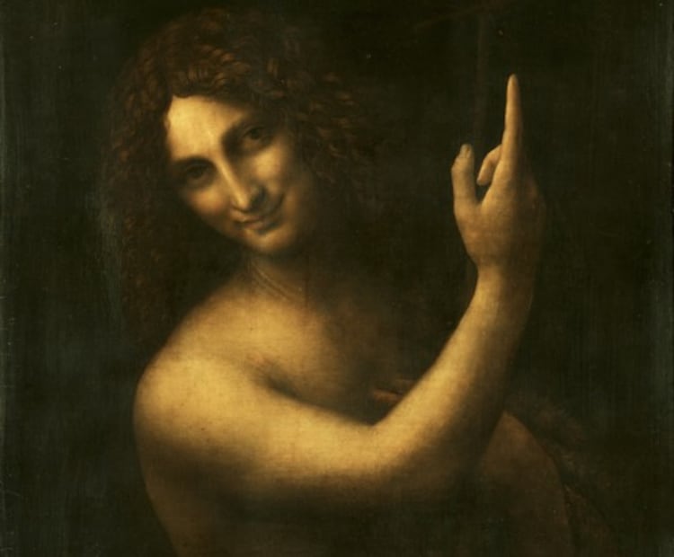 El San Juan  de Leonardo da Vinci el santo aparece en penumbra, sonríe y levanta el dedo índice hacia arriba, como señal de advertencia. Crédito: Wikicommons