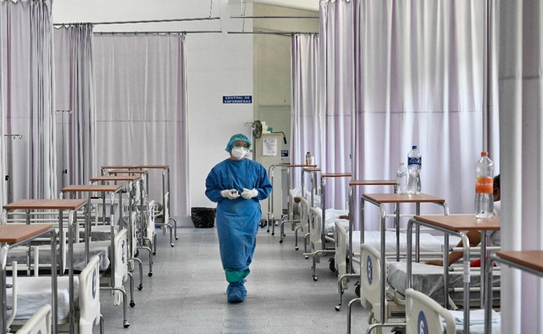 A nurse walks at the COVID-19 Hospitalization Operational Unit of the Military Field 1, at the National Defense Secretariat in Mexico City - Photo: Alfredo Estrella/AFP