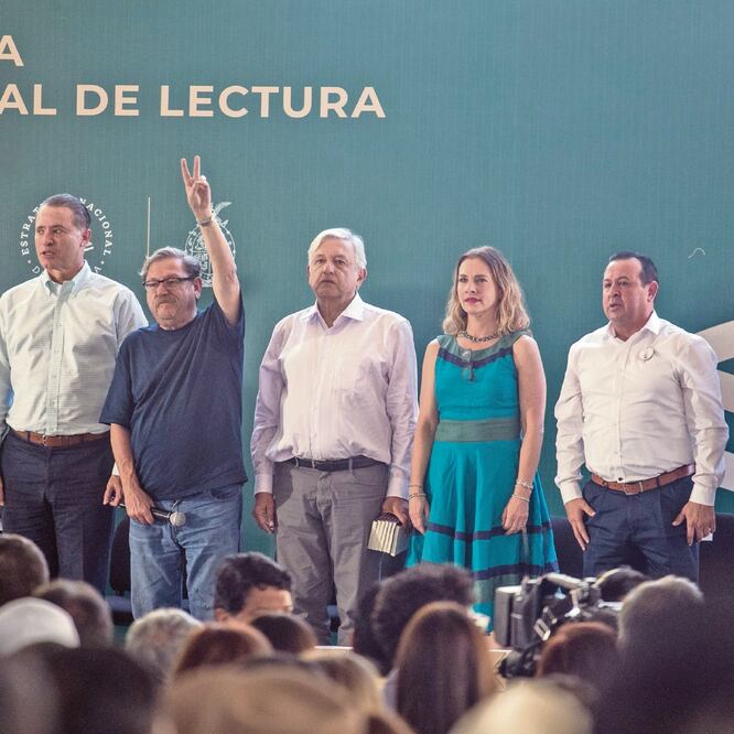 El Presidente Andrés Manuel López Obrador, acompañado de su esposa, Beatriz Gutiérrez Müller; el gobernador de Sinaloa, Quirino Ordaz, y Paco Ignacio Taibo II, gerente editorial, encargado de despacho de la Dirección General del Fondo de Cultura