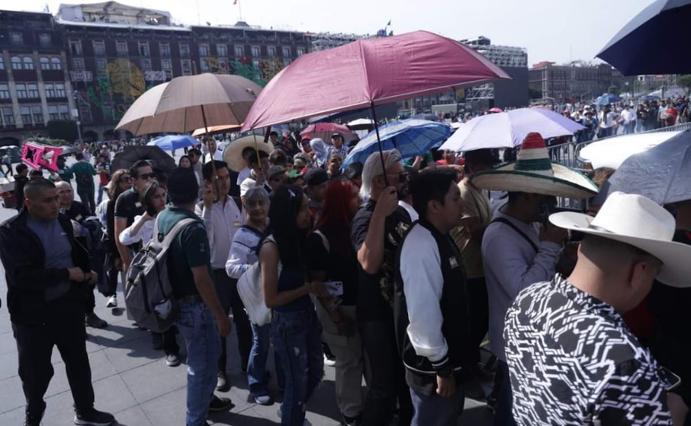 Calcomanía color mostaza con las letras "BMX" y pulseras moradas, distintivos de algunos asistentes al Zócalo de la Ciudad de México (CDMX) al área delantera. Foto: Fernanda Rojas / EL UNIVERSAL