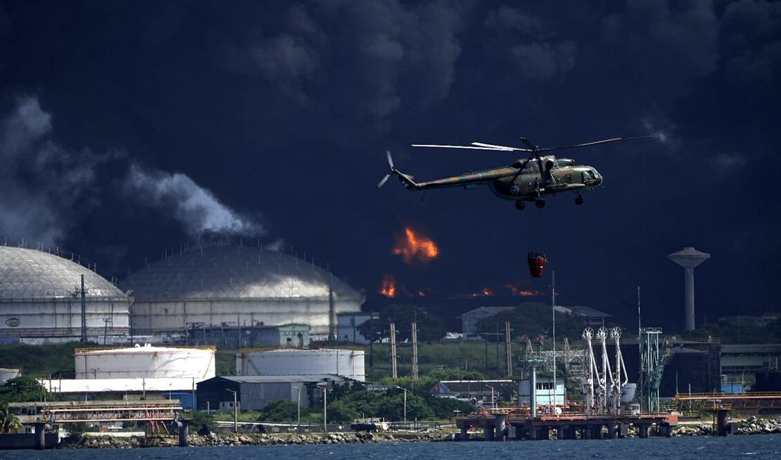 El incendio que provocó, el viernes, un rayo en un depósito de combustible de Matanzas, Cuba, se extendió la madrugada de este sábado a un segundo tanque. Foto: AP