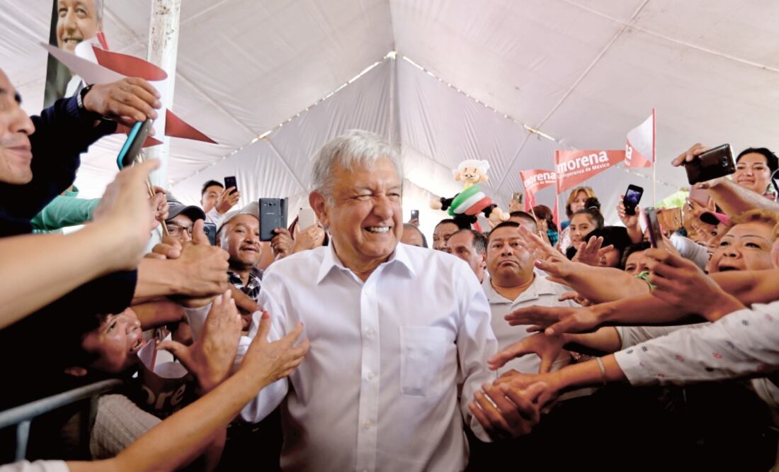 En Ixtapaluca, Andrés Manuel López Obrador aclaró que salió rápido del debate para evitar que los otros contendientes le robaran la cartera. Foto: VALENTE ROSAS. EL UNIVERSAL
