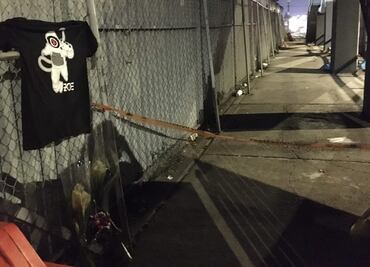 Colocan flores y playera de Zoé cerca de coladera donde hermanas murieron